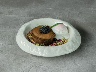 Шоколадний фондан з вишневим конфі, подрібненими горіхами та морозивом