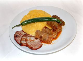 Sarmale in foi de varza cu costita si mamaliga