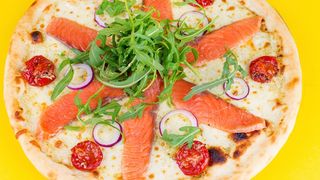 Пицца с лососем