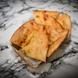 FOCACCIA CU PARMEZAN SI MOZZARELLA