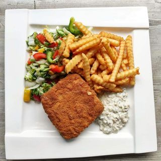 Ser żółty panierowany z sosem tatarskim na sałacie z frytkami