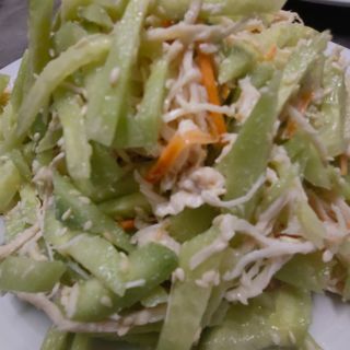 19. Салата от пилешко на ленти с краставици (300г)