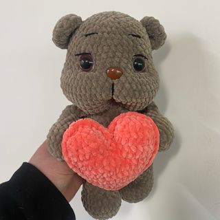 Щокатий ведмедик з серденьком