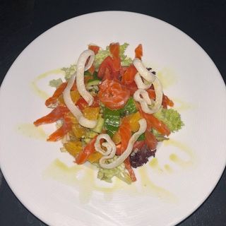 Салат з лососем та апельсинами заправлений імбирним соусом 250г