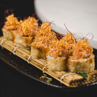 Salmon tarter tempura roll