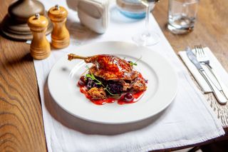 Confit de pulpă de rață cu varză roșie călită