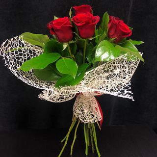 Buchet din 7 Trandafiri Roșii în Plasă