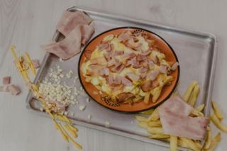 Patatas con bacon con queso