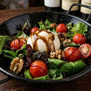 Ensalada De Burrata, Brotes Tiernos y Cherrys