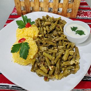 Păstăi cu mămăligă și usturoi