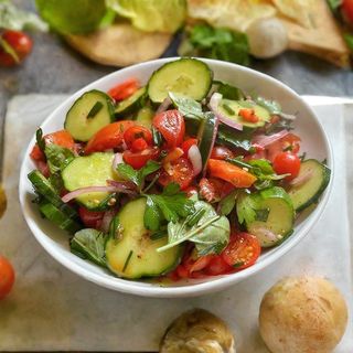 Fresh garden salads (v)