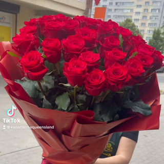 Bukiet 50 długich czerwonych róż 