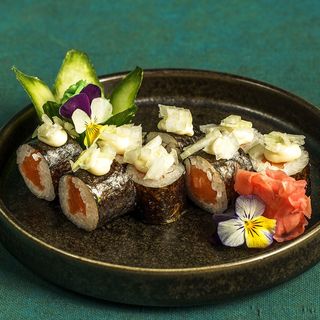 Maki Salmon & White Onion