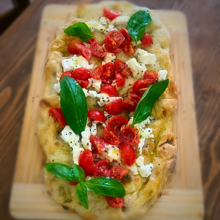 Pinsa Pomodorini e mozzarella bufala
