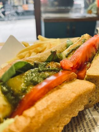 Сандвич с халуми и печени зеленчуци