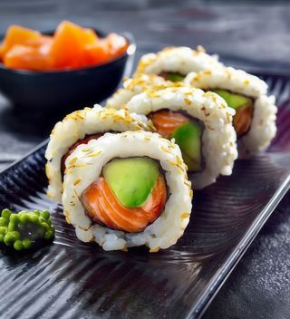 Maki de aguacate y salmón
