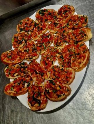 Bruschete cu rosii, patrunjel si usturoi