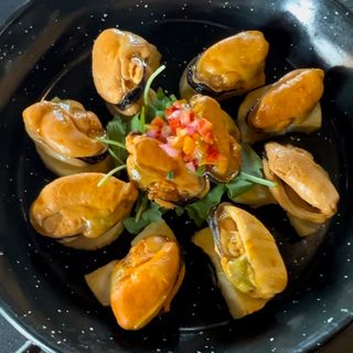 Mejillones Con Emulsión De Escabeche Sobre Fritura De Tapioca