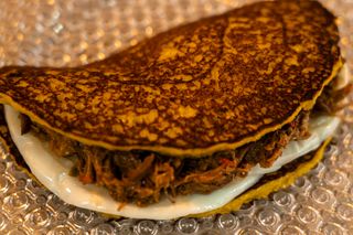 Cachapa De Queso Venezolano Y Carne Mechada