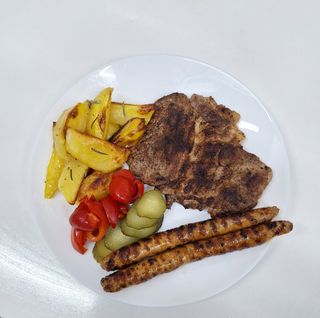 Ceafa porc cu carnati si cartofi