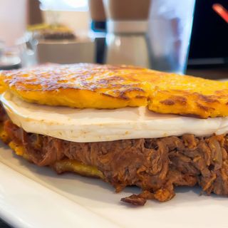 Cachapa de Queso Mano y Mechada