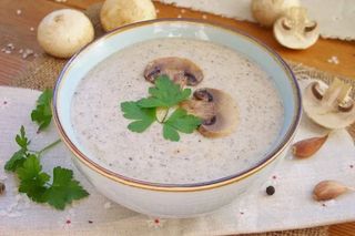 Creamy mushroom soup/სოკოს კრემ-სუპი