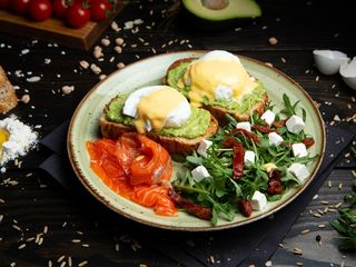 Тости з яйцями Пашот, Гуакамоле та лососем (330г)