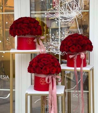 153 голландские розы в 3 шляпных коробках