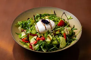 Salată cu burrata