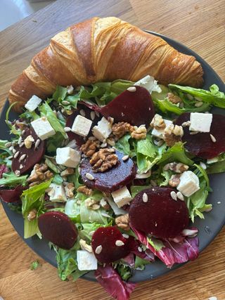 Sałatka z burakiem + chrupiący tost