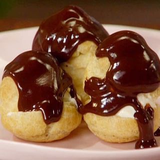 Profiteroles Con Chocolate Caliente