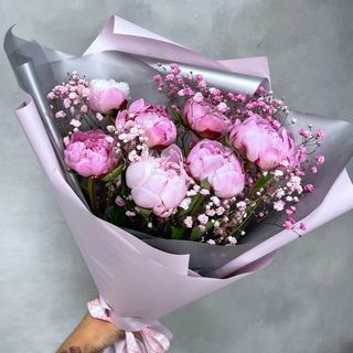 Bukiet z różową piwonią.