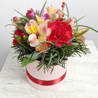 ყუთი დიანთუსითა და ალსტრომერიებით 2281