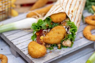 Tortilja chicken nuggets i pomfrit