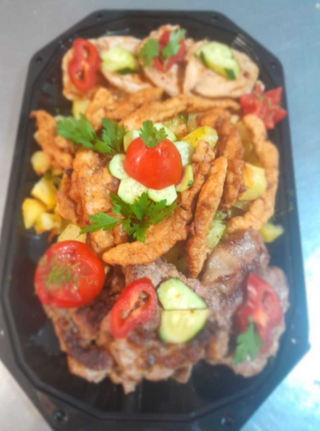 Ceafă de porc la grătar cu cartofi prăjiți și salată de varză