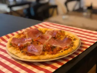 Focaccia aglio, pomodoro, prosciutto e origano