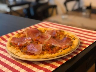 Focaccia aglio, pomodoro, prosciutto e origano