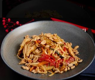 Лапша с курицей/ Noodles cu pui