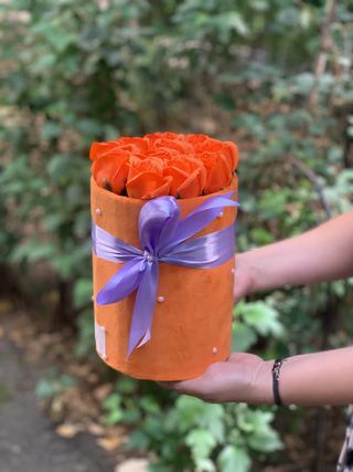 Cutie rotunda  trandafiri portocalii