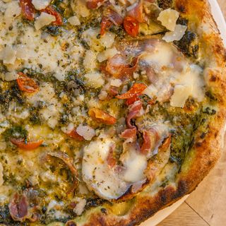 PANCETTA E PESTO  (Ganadora de la Mejor Pizza de Aragón 2023)