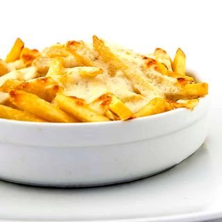 Patatas fritas con bacon y queso