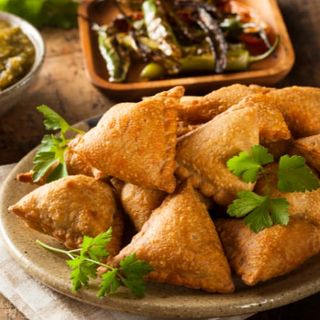 Samosas de pollo Con Salsa Agridulce (8 Uds.)