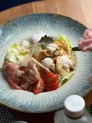 Salată Caesar cu pui