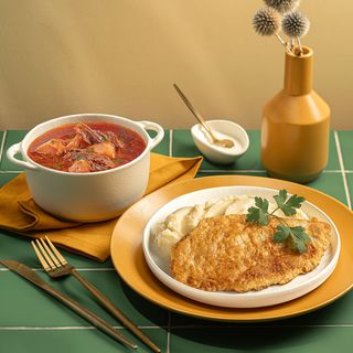 Комплекс: борщ, відбивна з картопляним пюре