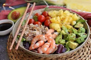 Poke de piña y aguacate