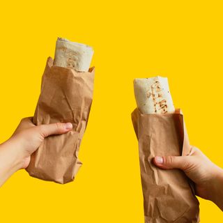 Молочна сосиска в лаваші 1шт.