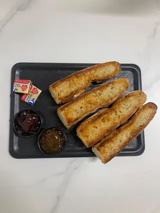 Tartine Beurrée & Toasté Avec Sa Confiture