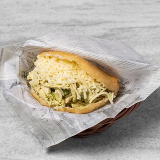 Arepa pollo y aguacate