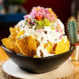Nachos en salsa de queso, guacamole y pico de gallo