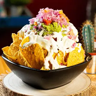 Nachos en salsa de queso, guacamole y pico de gallo